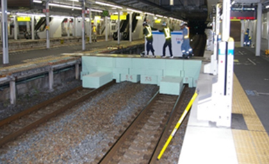 駅構内にホーム柵の搬入