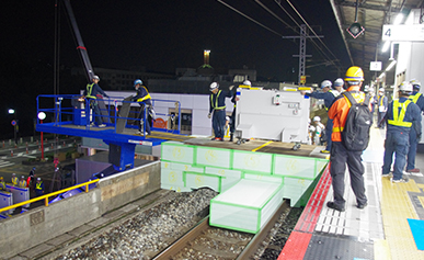 高所作業車よりホーム柵搬入ルート